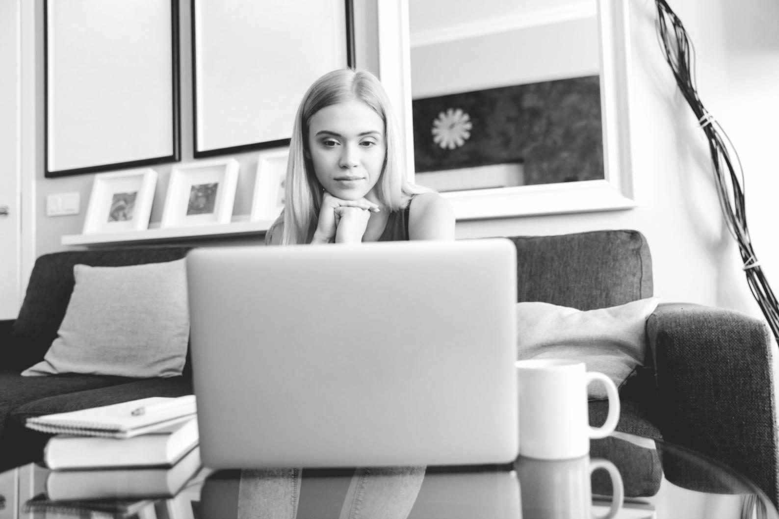 Équipe d'analystes travaillant sur des données SEO